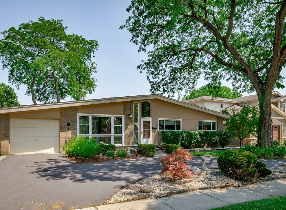 Unit for sale at 295 S Poplar Avenue, Elmhurst, IL 60126