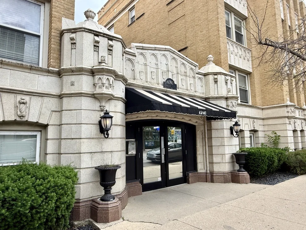 Unit for sale at 4240 N Clarendon Avenue, Chicago, IL 60613