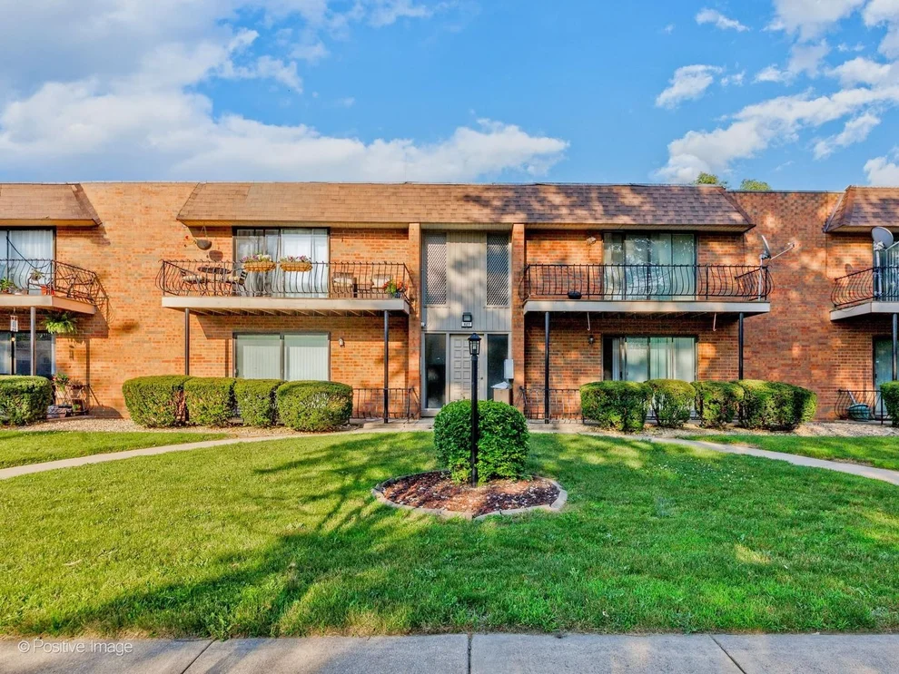 Unit for sale at 627 N Carroll Parkway, Glenwood, IL 60425