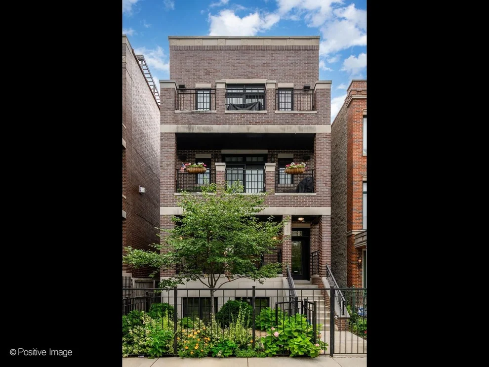 Unit for sale at 2729 N Southport Avenue, Chicago, IL 60614