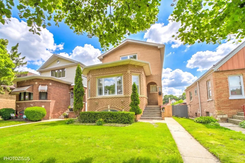 Unit for sale at 3515 N Oriole Avenue, Chicago, IL 60634