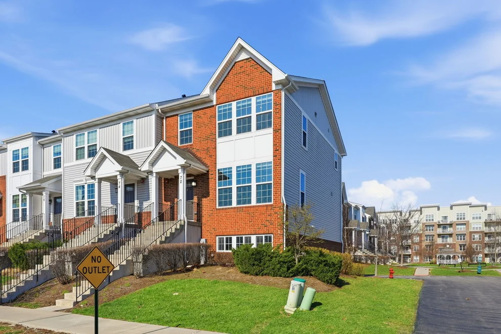 Unit for sale at 72 Nicholas Drive E, Des Plaines, IL 60016