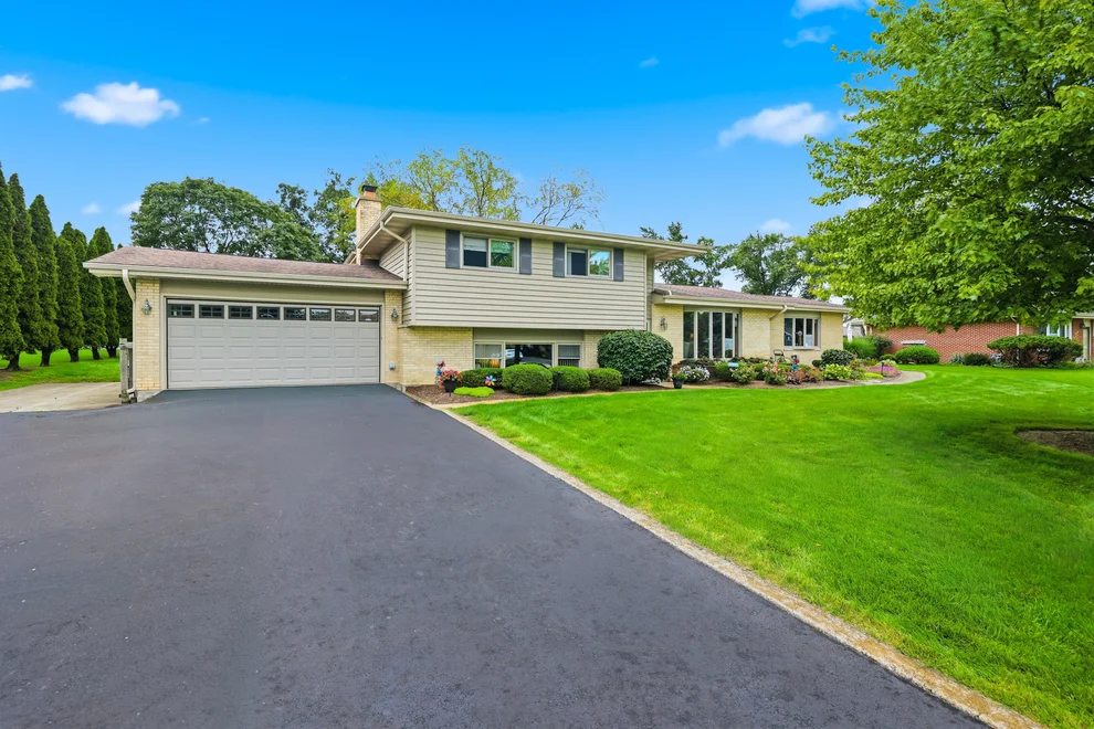 Unit for sale at 22W375 Walnut Avenue, Medinah, IL 60157