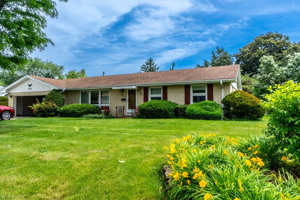 Unit for sale at 835 Scott Drive, Elgin, IL 60123
