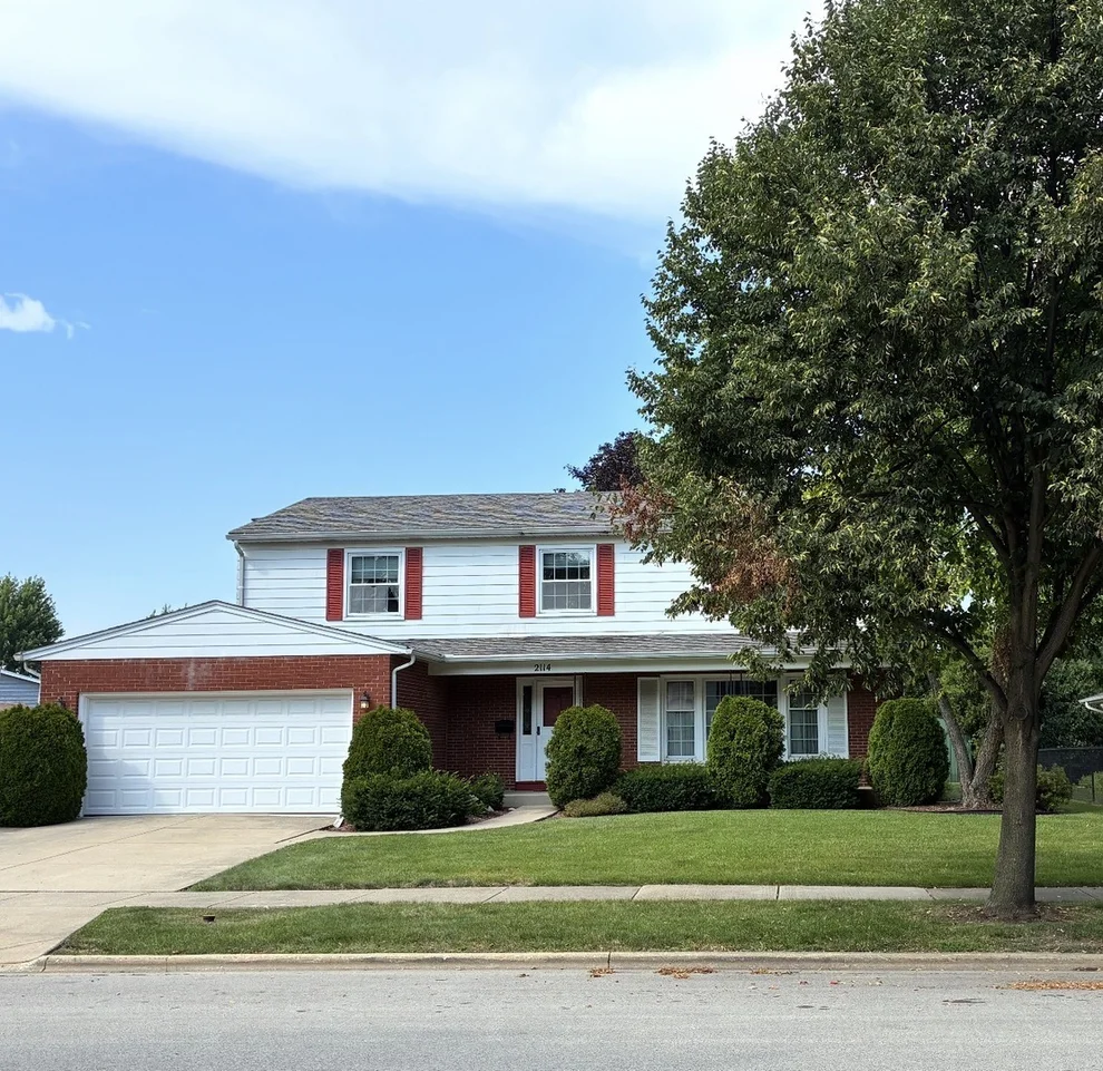 Unit for sale at 2114 E Robinhood Lane, Arlington Heights, IL 60004