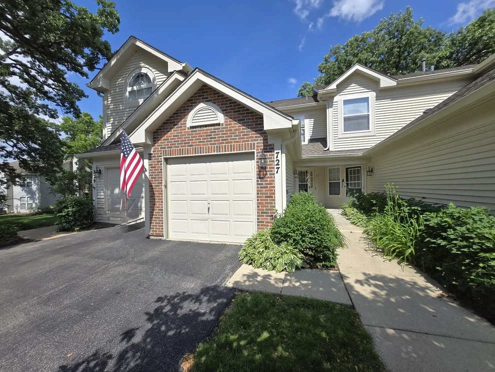 Unit for sale at 727 Shady Oaks Court, Elgin, IL 60120