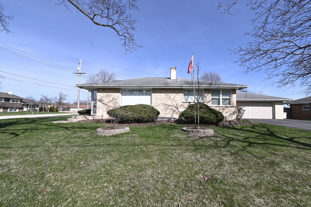 Unit for sale at 3877 Grandview Avenue, Gurnee, IL 60031