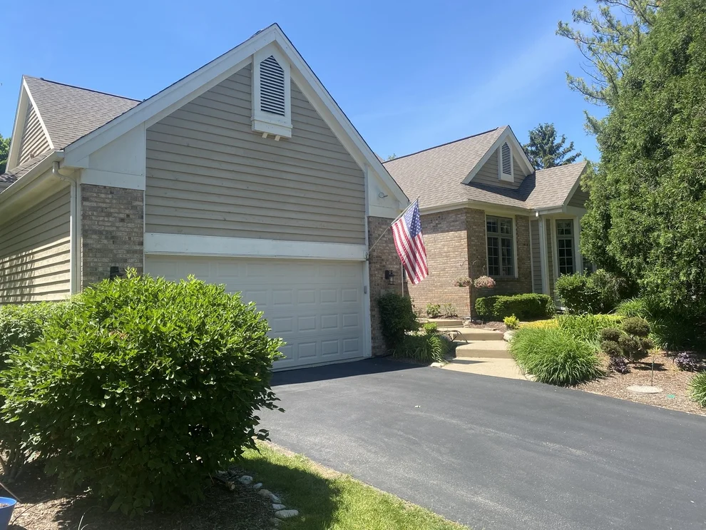 Unit for sale at 3 Sunvalley Court, Lake In The Hills, IL 60156