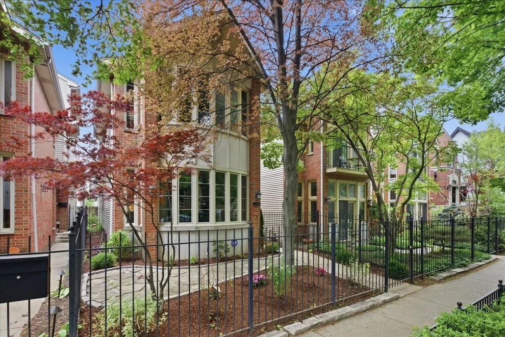 Unit for sale at 1209 W ROSCOE Street, Chicago, IL 60657