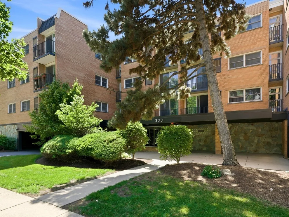 Unit for sale at 333 S EAST Avenue, Oak Park, IL 60302