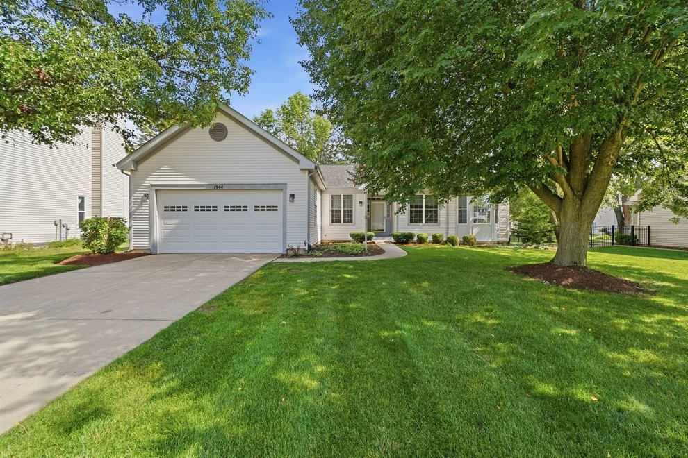 Unit for sale at 1944 School House Lane, Aurora, IL 60506