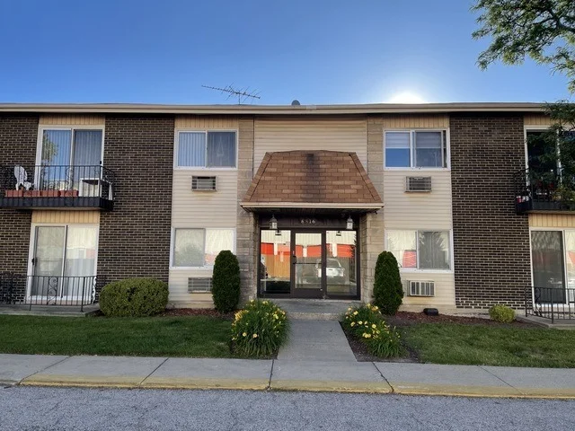 Unit for sale at 8816 N Western Avenue, Des Plaines, IL 60016