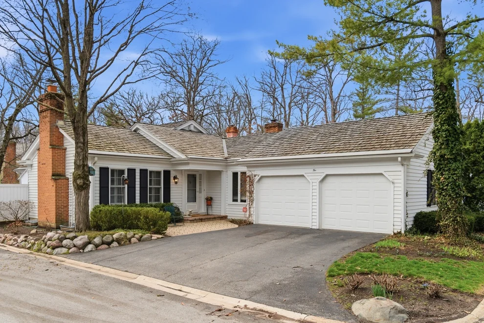 Unit for sale at 2 Court of Mohawk Valley, Lincolnshire, IL 60069