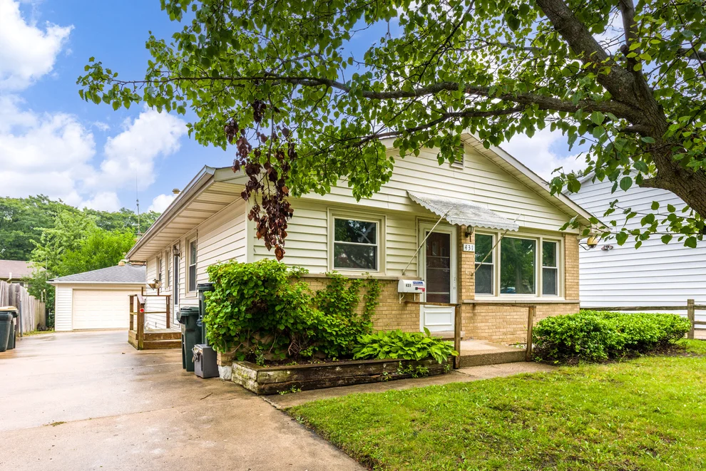 Unit for sale at 431 N Ridgemoor Avenue, Mundelein, IL 60060