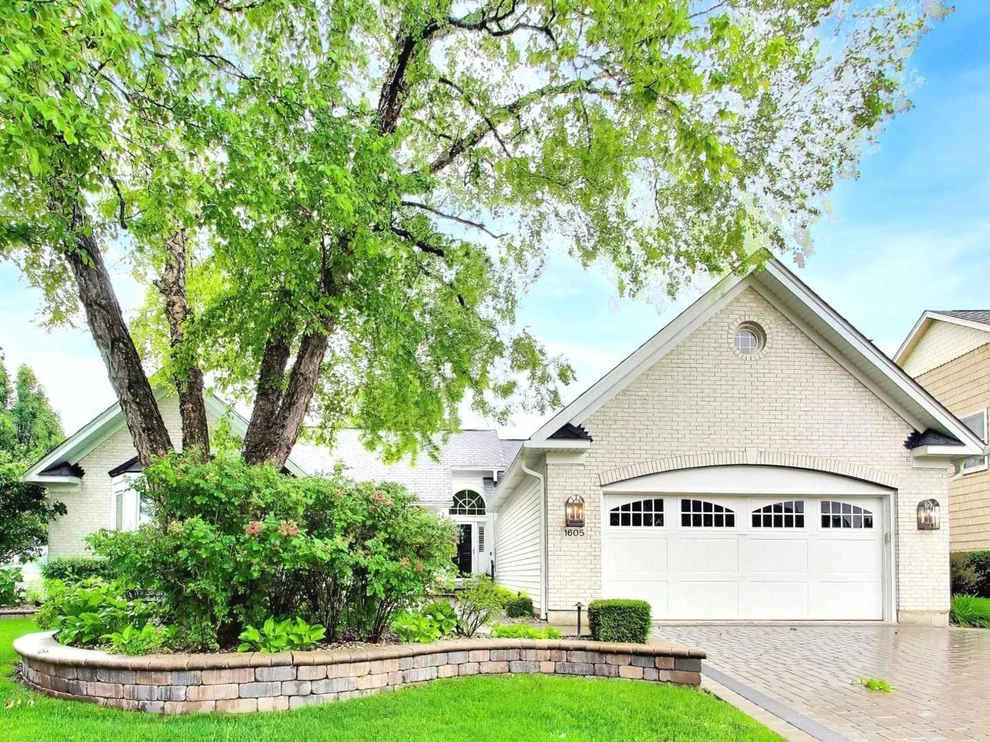 Unit for sale at 1605 Crowfoot Circle S, Hoffman Estates, IL 60169