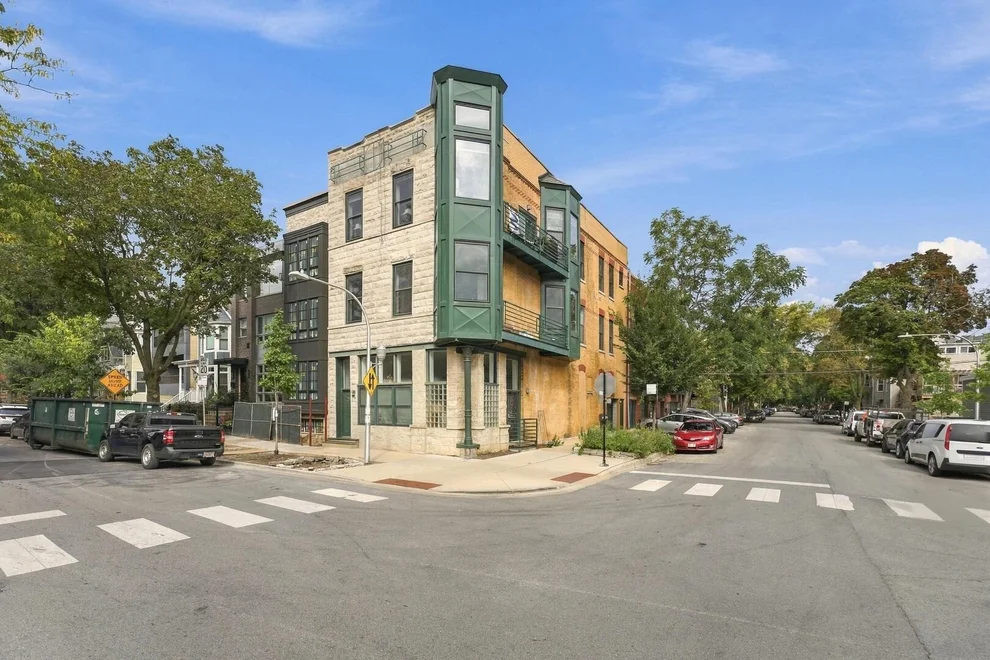 Unit for sale at 1500 W School Street, Chicago, IL 60657