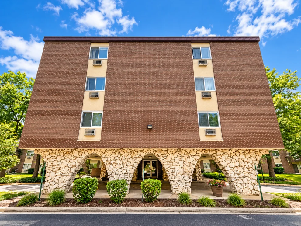 Unit for sale at 1321 S Finley Road, Lombard, IL 60148