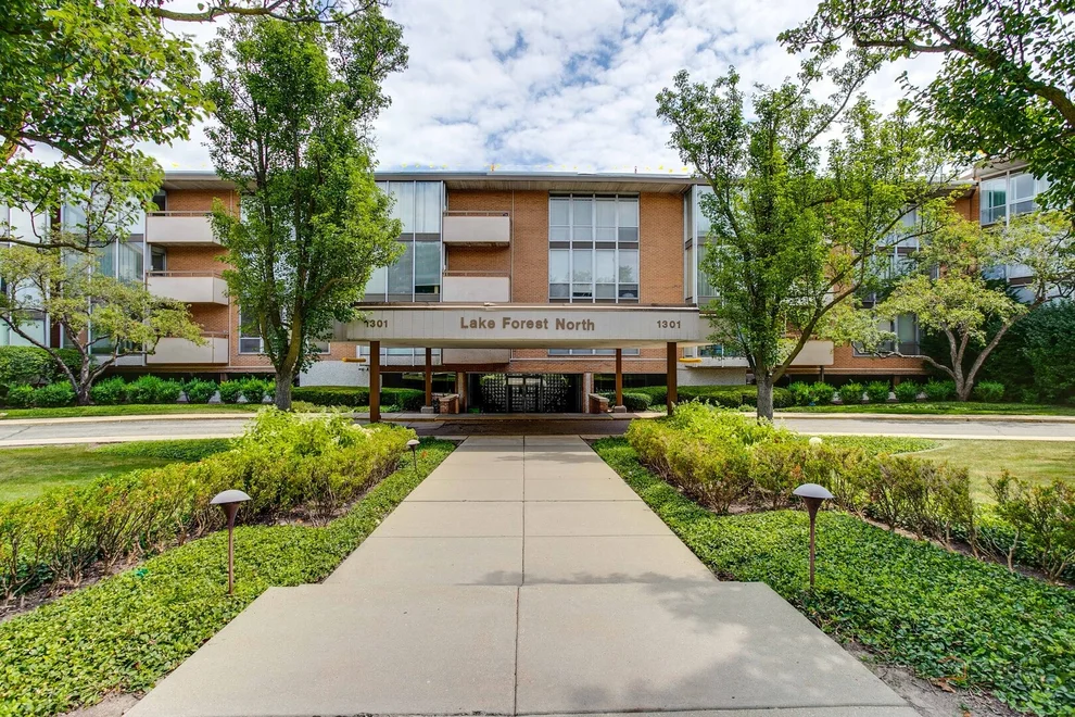 Unit for sale at 1301 N Western Avenue, Lake Forest, IL 60045