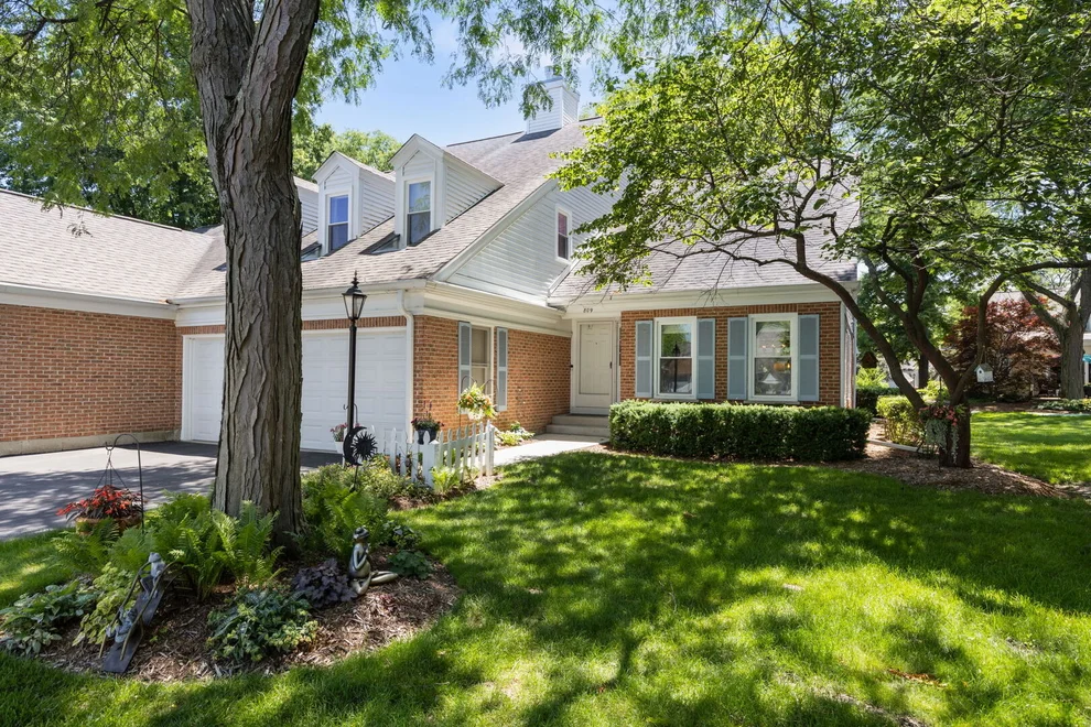 Unit for sale at 809 Willow Hills Lane, Prospect Heights, IL 60070