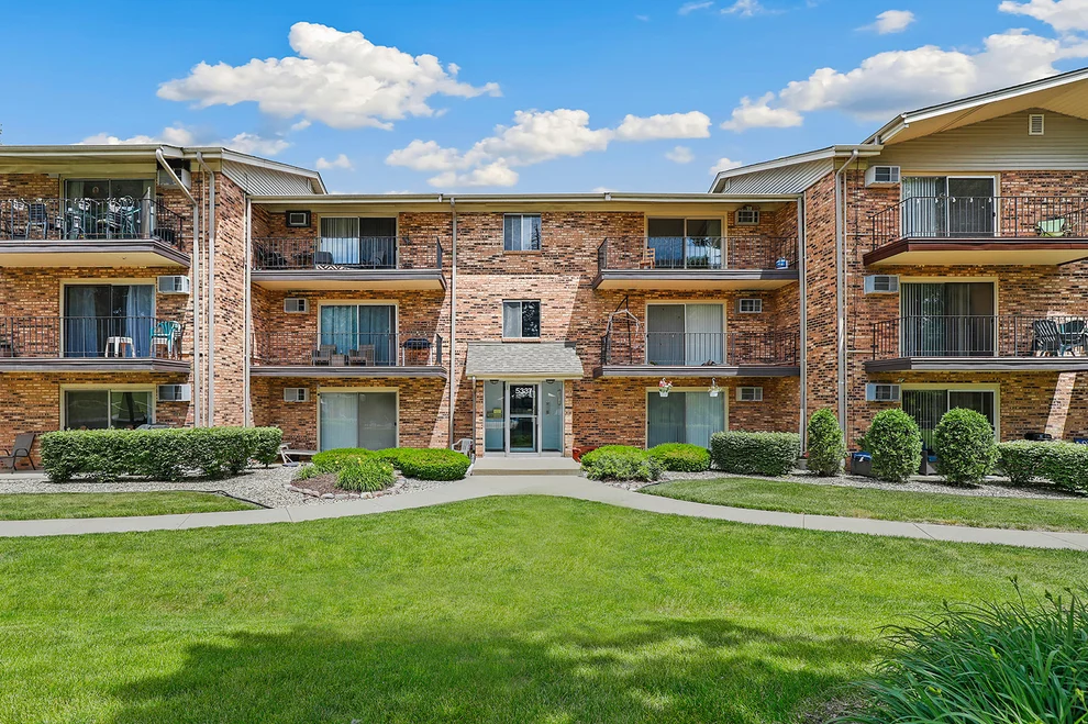 Unit for sale at 5337 Waterbury Court, Crestwood, IL 60418