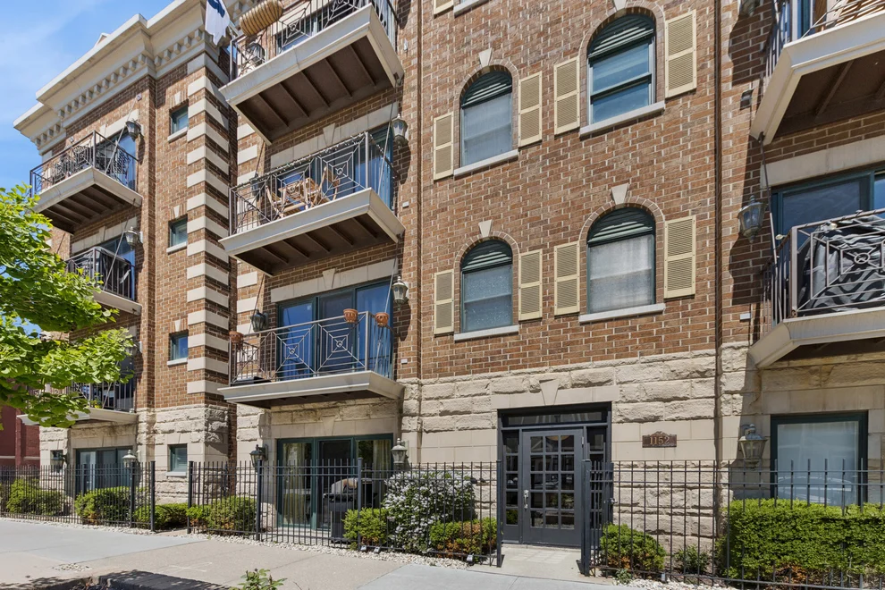 Unit for sale at 1152 W Roscoe Street, Chicago, IL 60657