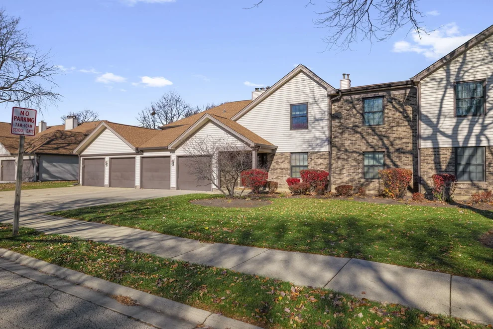 Unit for sale at 876 Stradford Circle, Buffalo Grove, IL 60089