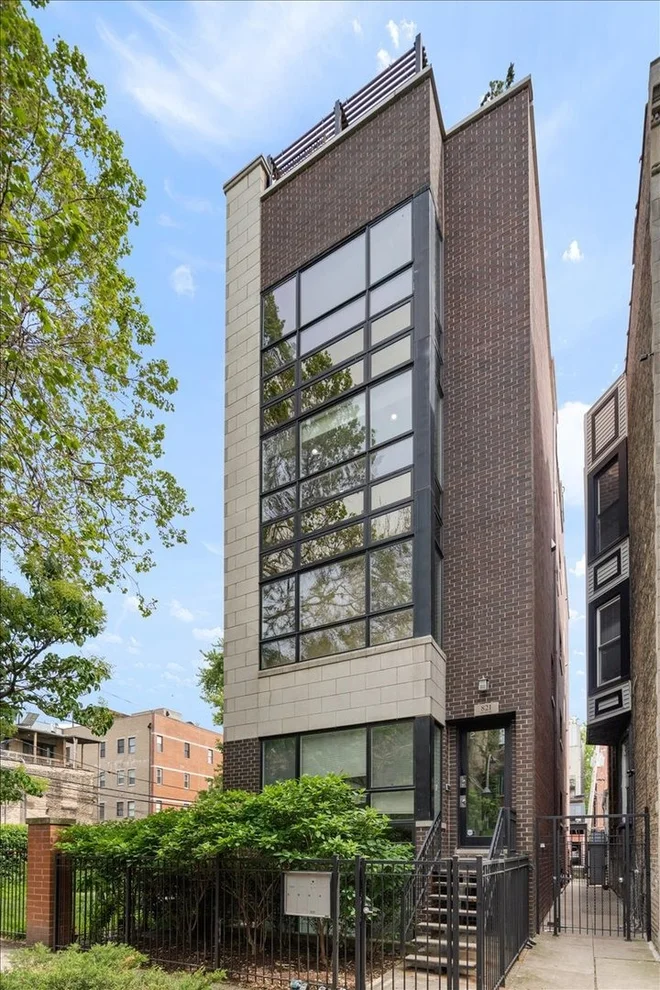 Unit for sale at 821 W Roscoe Street, Chicago, IL 60657