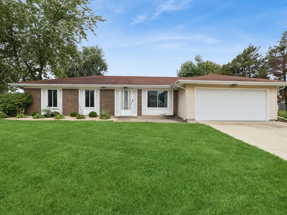 Unit for sale at 154 Stonehurst Drive, Elgin, IL 60120