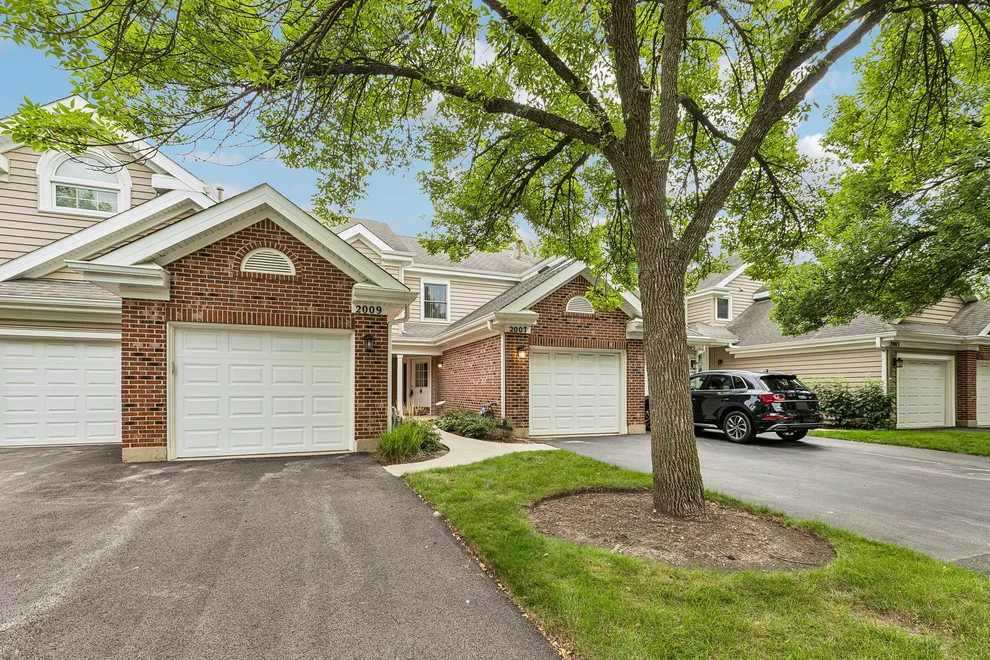 Unit for sale at 2007 N Coldspring Road, Arlington Heights, IL 60004