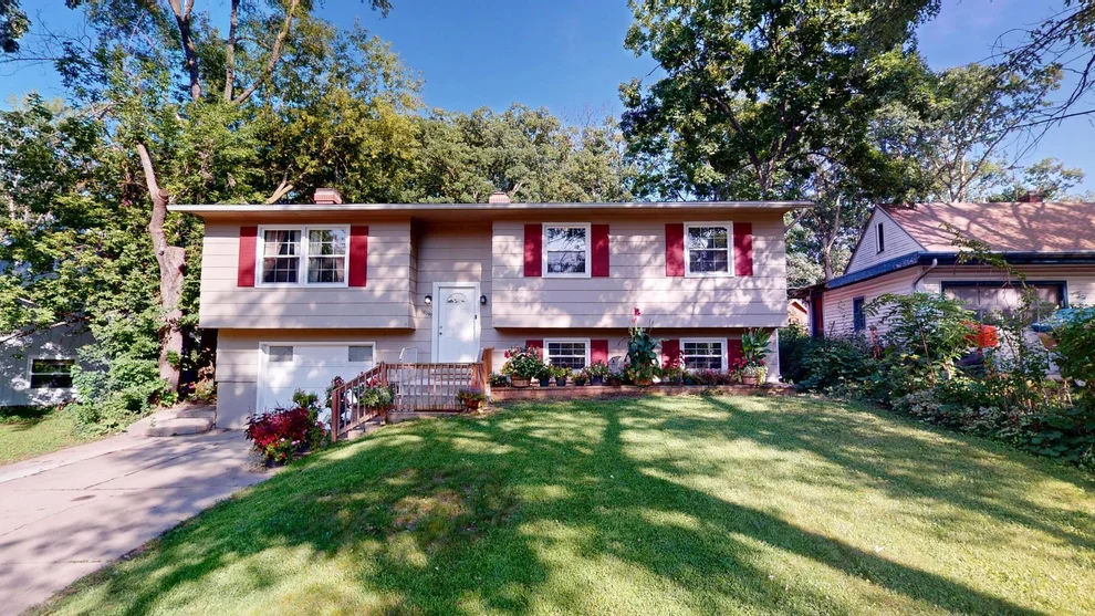 Unit for sale at 18099 W Valley Drive, Grayslake, IL 60030