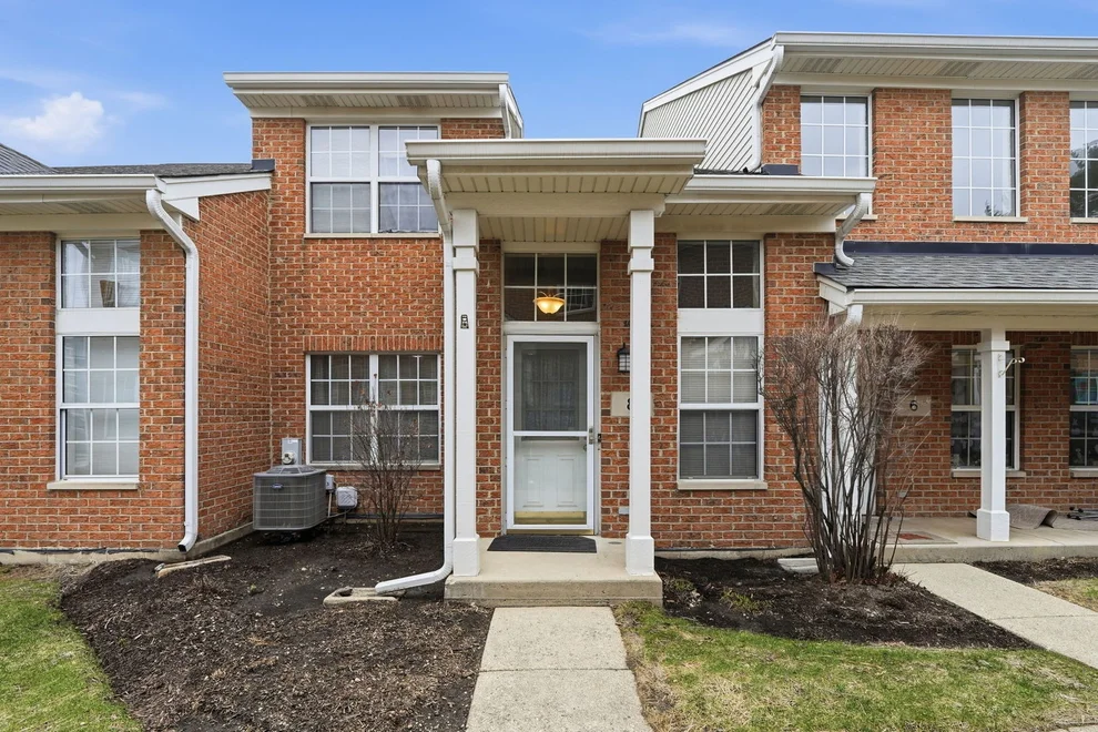 Unit for sale at 8 Saint Regis Court, Elmhurst, IL 60126