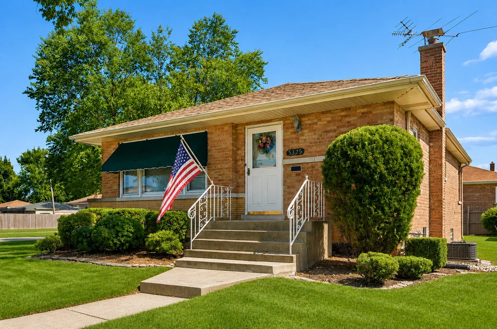 Unit for sale at 5325 Oak Center Drive, Oak Lawn, IL 60453