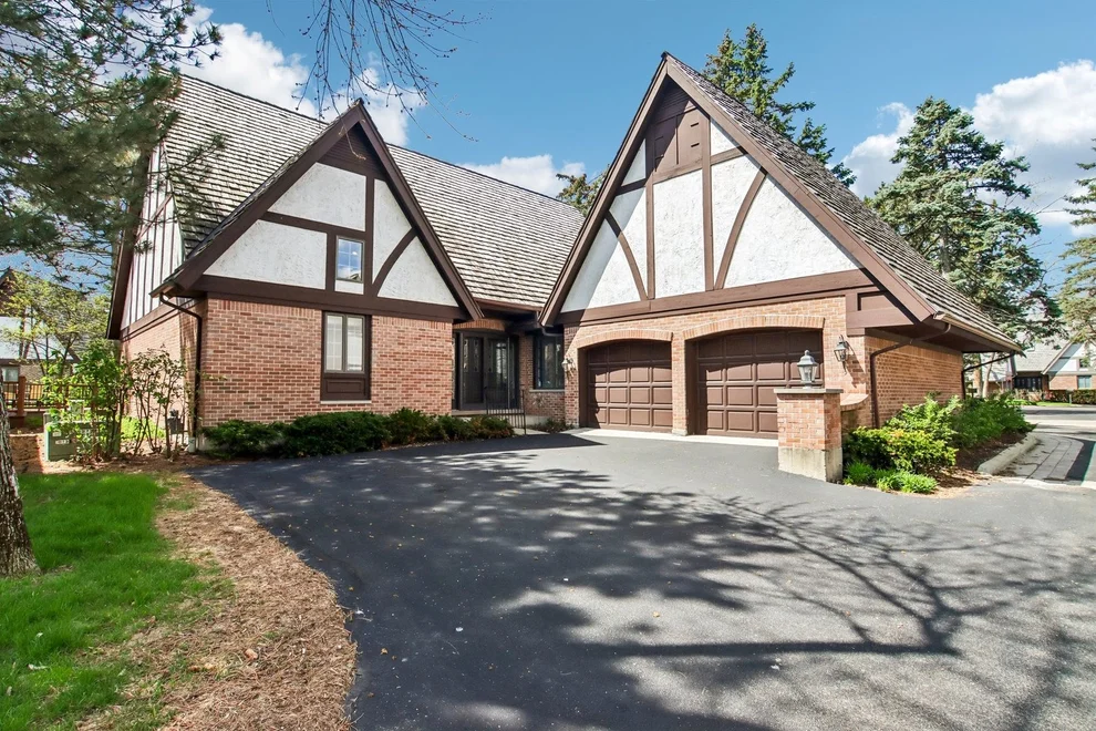 Unit for sale at 985 Coventry Lane, Highland Park, IL 60035