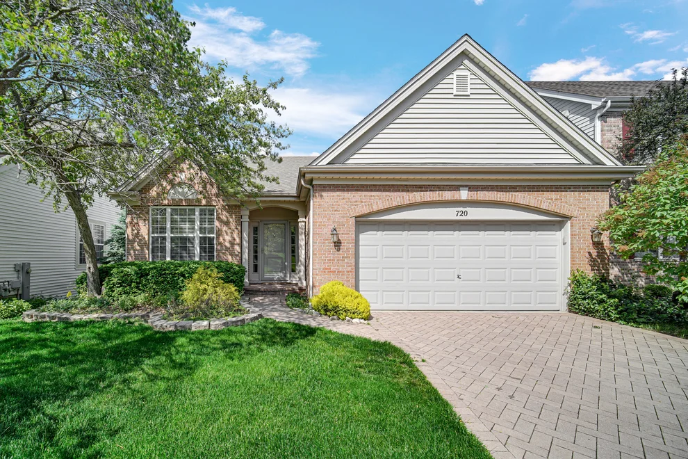 Unit for sale at 720 Viewpointe Drive, St. Charles, IL 60174