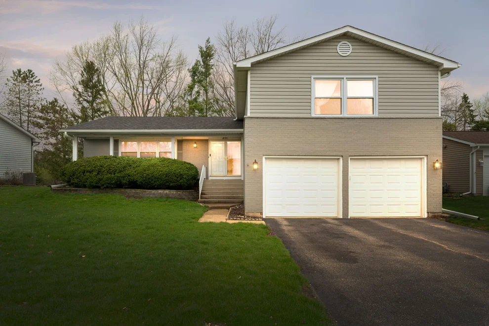 Unit for sale at 1890 Shorewood Drive W, Hoffman Estates, IL 60192