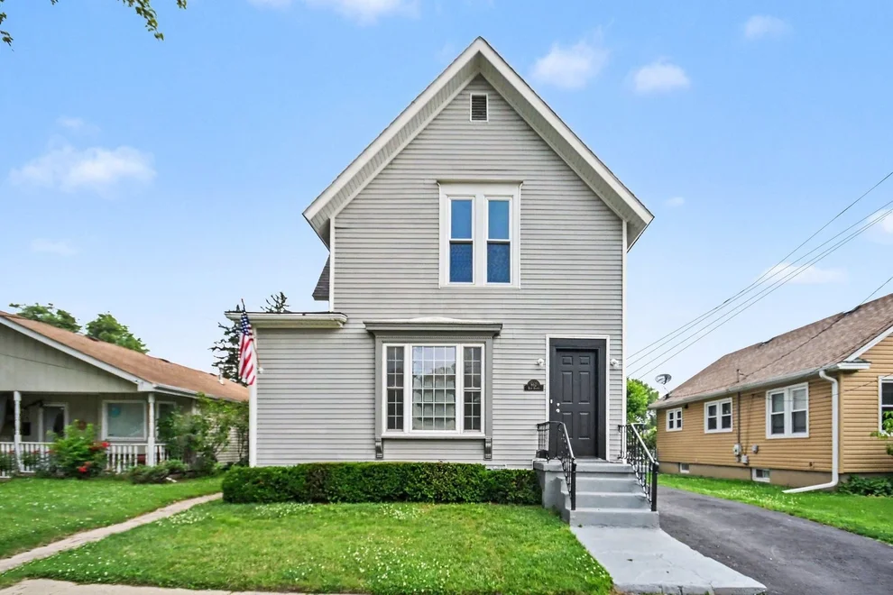 Unit for sale at 662 Bent Street, Elgin, IL 60120