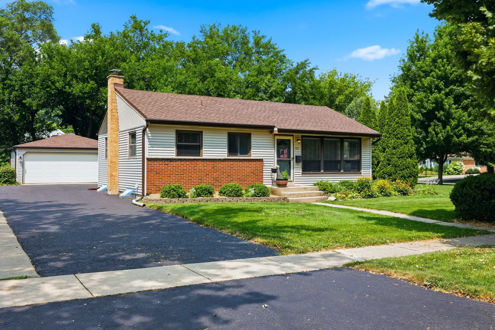 Unit for sale at 202 Bonnie Brae Avenue, Itasca, IL 60143