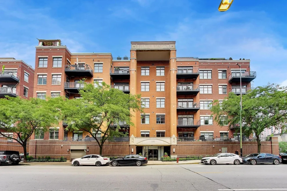 Unit for sale at 550 W Fulton Street, Chicago, IL 60661