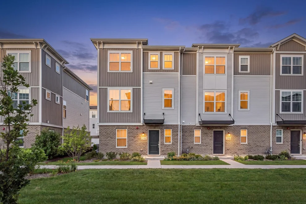 Unit for sale at 1546 Slade Way, Des Plaines, IL 60018