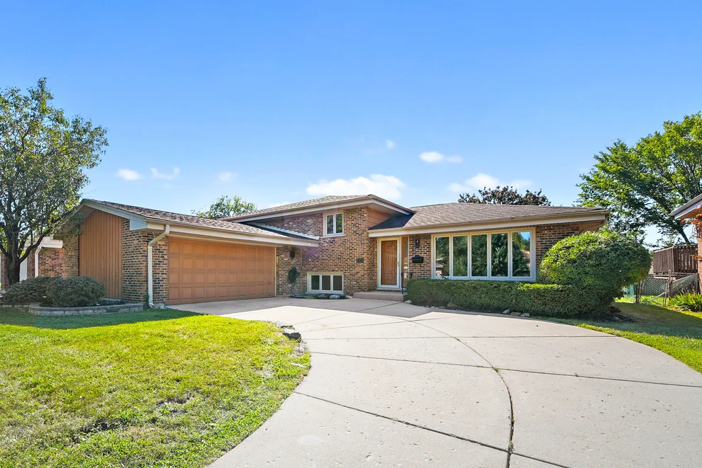 Unit for sale at 568 N Plamondon Drive, Addison, IL 60101
