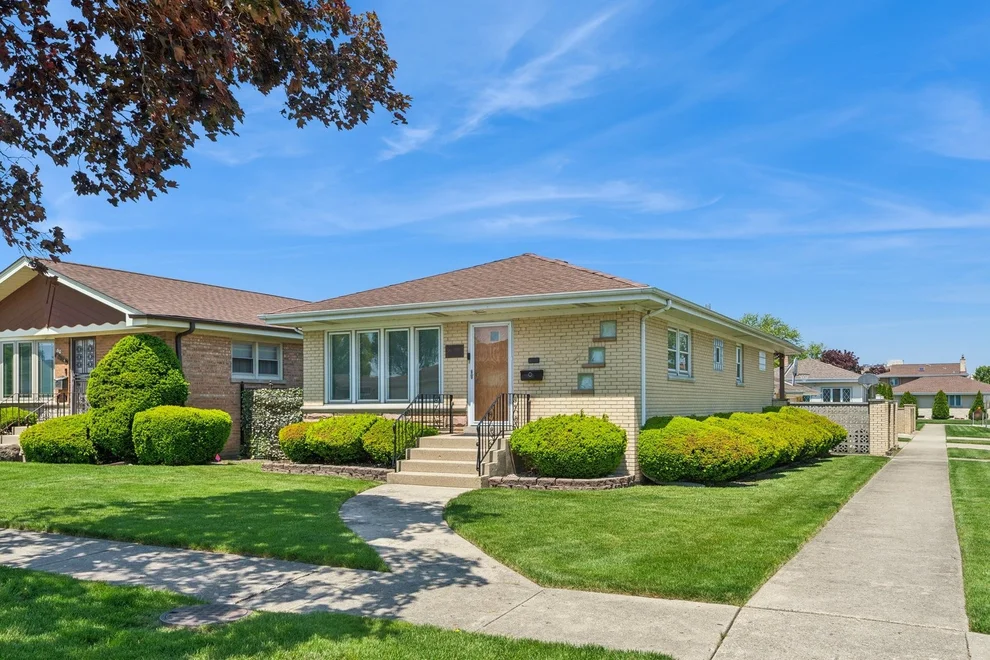 Unit for sale at 8600 W Ainslie Street, Norridge, IL 60706