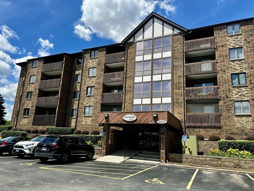 Unit for sale at 10420 Circle Drive, Oak Lawn, IL 60453