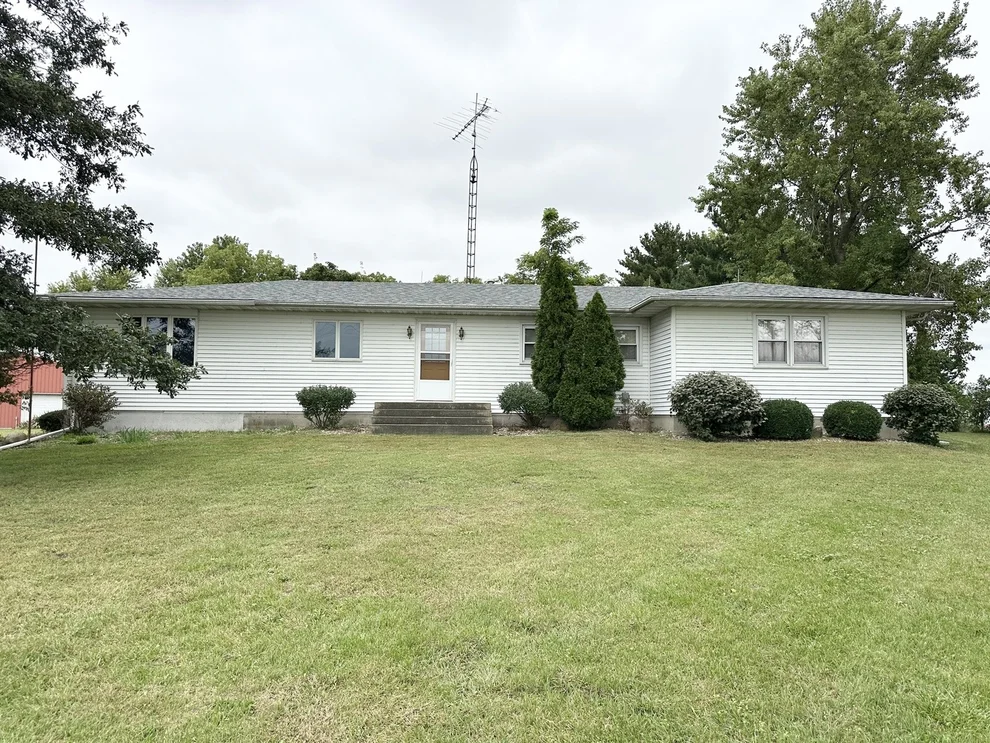 Unit for sale at 1698 E 1400 North Road, Watseka, IL 60970