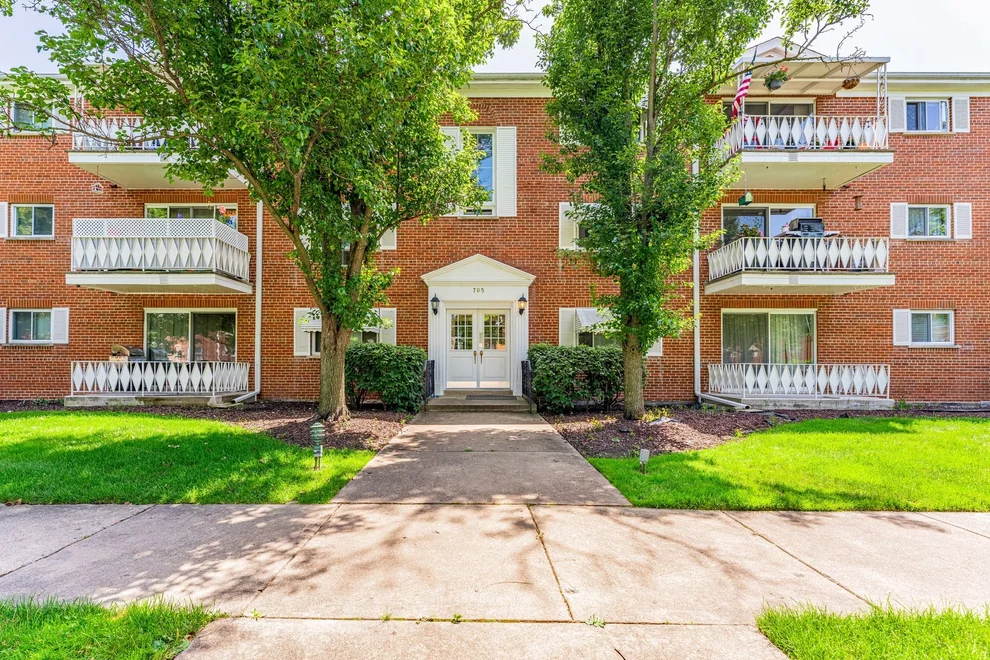 Unit for sale at 705 N Western Avenue, Park Ridge, IL 60068