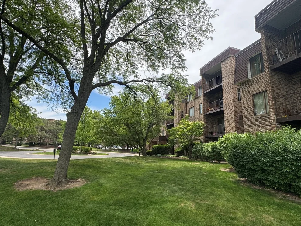 Unit for sale at 2050 Valencia Drive, Northbrook, IL 60062