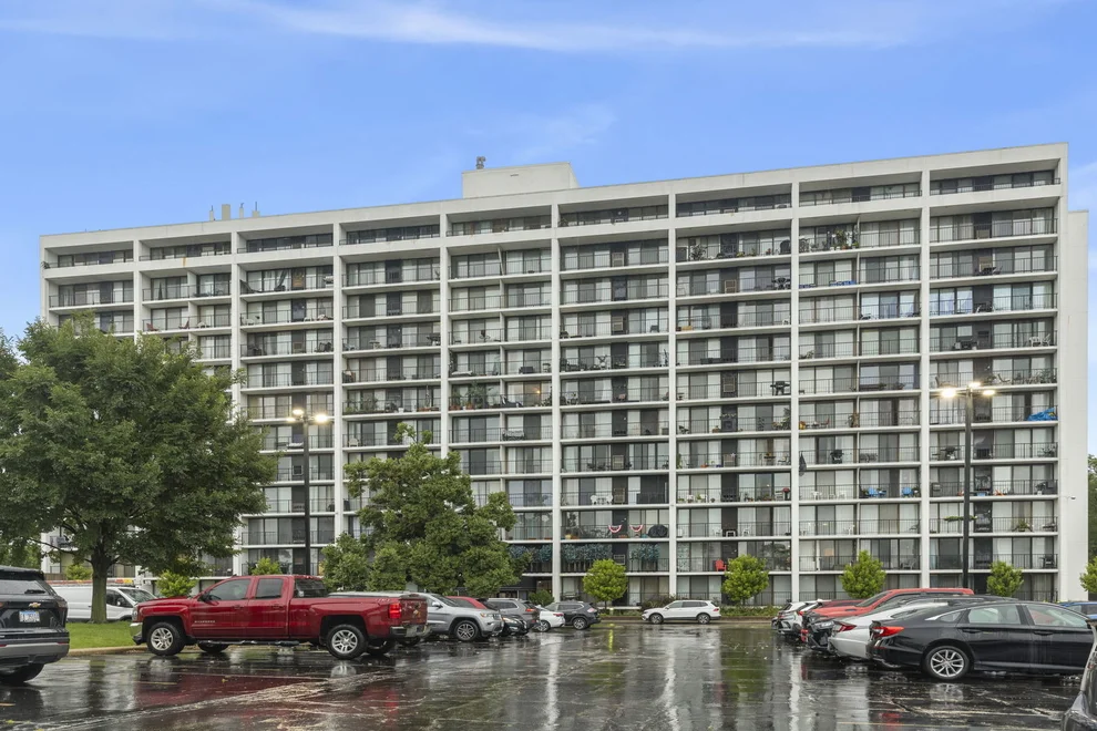 Unit for sale at 2005 S Finley Road, Lombard, IL 60148
