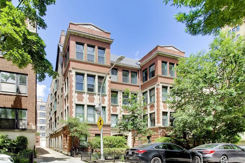 Unit for sale at 434 W Aldine Avenue, Chicago, IL 60657