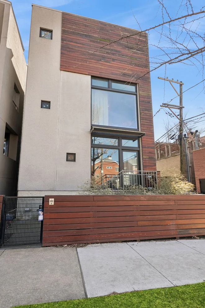 Unit for sale at 1445 W Lill Avenue, Chicago, IL 60614
