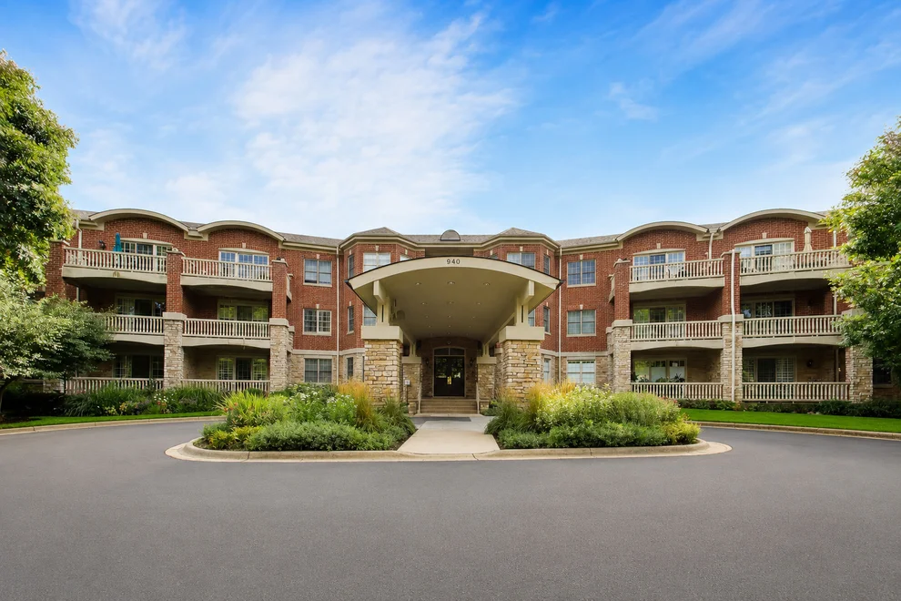 Unit for sale at 940 Augusta Way, Highland Park, IL 60035