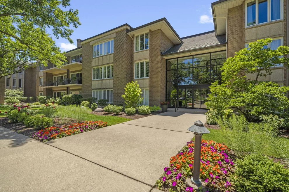 Unit for sale at 2 Oak Brook Club Drive, Oak Brook, IL 60523